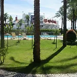 Pool & Garden Oura Flat Дом отдыха *